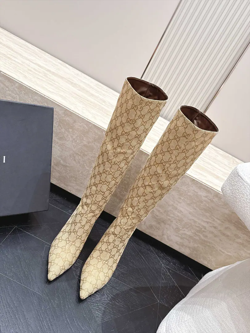Top Version High cash. Fire! Gucci BombshellThe series of ladies' boots. Short boots. High-windle. - Over-knee boots.❗❗A lot of star red shows., It's too much. It's beautiful. Morden Fashion. The craftsmen salute the glorious times. The selection is light and inclusive.GGThe canvas., The ancient sand colored pattern is complemented by the sharp-head design and the fine-looking gold-tone., Autumn and winter closets are a hundred-and-a-half-year-old.. Tiny boots., Straight boots. All kinds of legs., Telecommuting, Date, It's a good fit for the casual dress., I'm always on film with my little twilight., A girl's beauty must be a single item in the autumn and winter.. ♦️OriginalGGBrush ♦️In the sheep's skin. ♦️Italy is a big-ass country. ♦️Three and one.5.5cm, 8.5cm, 11cm ♦️Codes: 35~42（40.41.42I'll make sure I don't change it.）