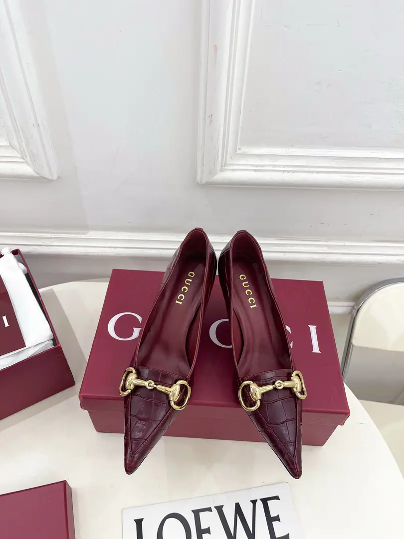 Gucci | Gustz! 26𝐬𝐬 ⭐️ GHome. The lead series finally came out., The bad guys are worth it.！The old classic. Create new designs ✨ ❥2026Autumn and winter brand new. BoulevardThe series of horses with sharp-headed shallow-ass shoes. Requisition level！It's a great sense of excellence.！A huge amount of money from domestic and international bloggers.,Old and fashionable. It's easy to wear. The upper toe blew up.！BSThe official network is pushing., New Colours Update continuously🆕 ━━━━━ ЅᏇєєt ━━━━━ ▪️Shoe.: High-prescription imports of cattle skin/Crocodile skin. ▪️Uchi.: Imports of sheep's skin ▪️Otsumi!: Italian imports are so thick. ▪️He's tall.: 7cm ▪️Shoes.: 35-39（40.41.Customable） ▪️Plant price ▪️Numbering: 2608045