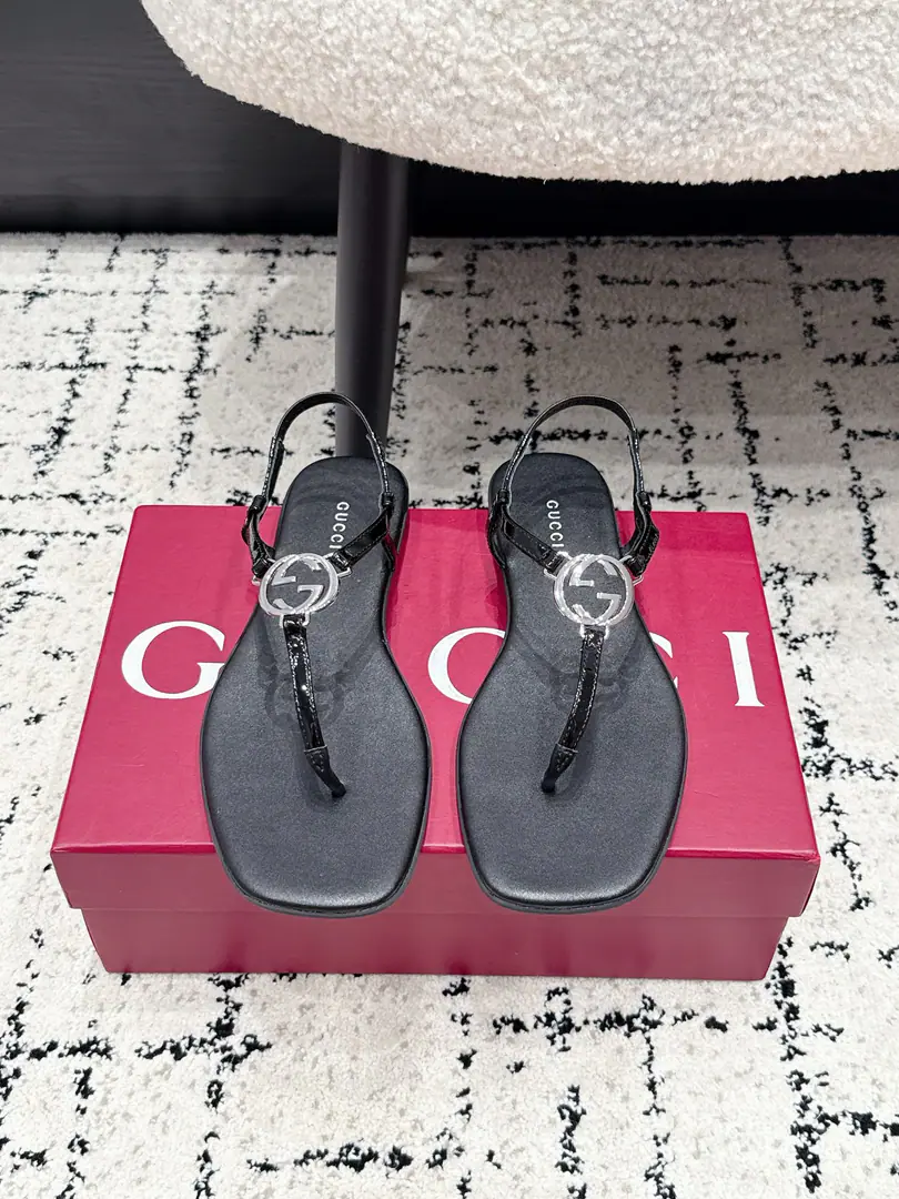 GucciGustz!26/ DoubleG"Slip the lady's sandals" The bare toes slippers are made of leather., The design elements of a square round and peace base are so smart that they are so modern.. The metal button details of the collection remind of brand fashion.！ ✔️Shoe.: Customize metal mirror skins/Bullskins. ✔️Uchi.: Lamb skin. ✔️Otsumi!: The rubber floor. ✔️Size: 35-42（40 41 42 Do it.）