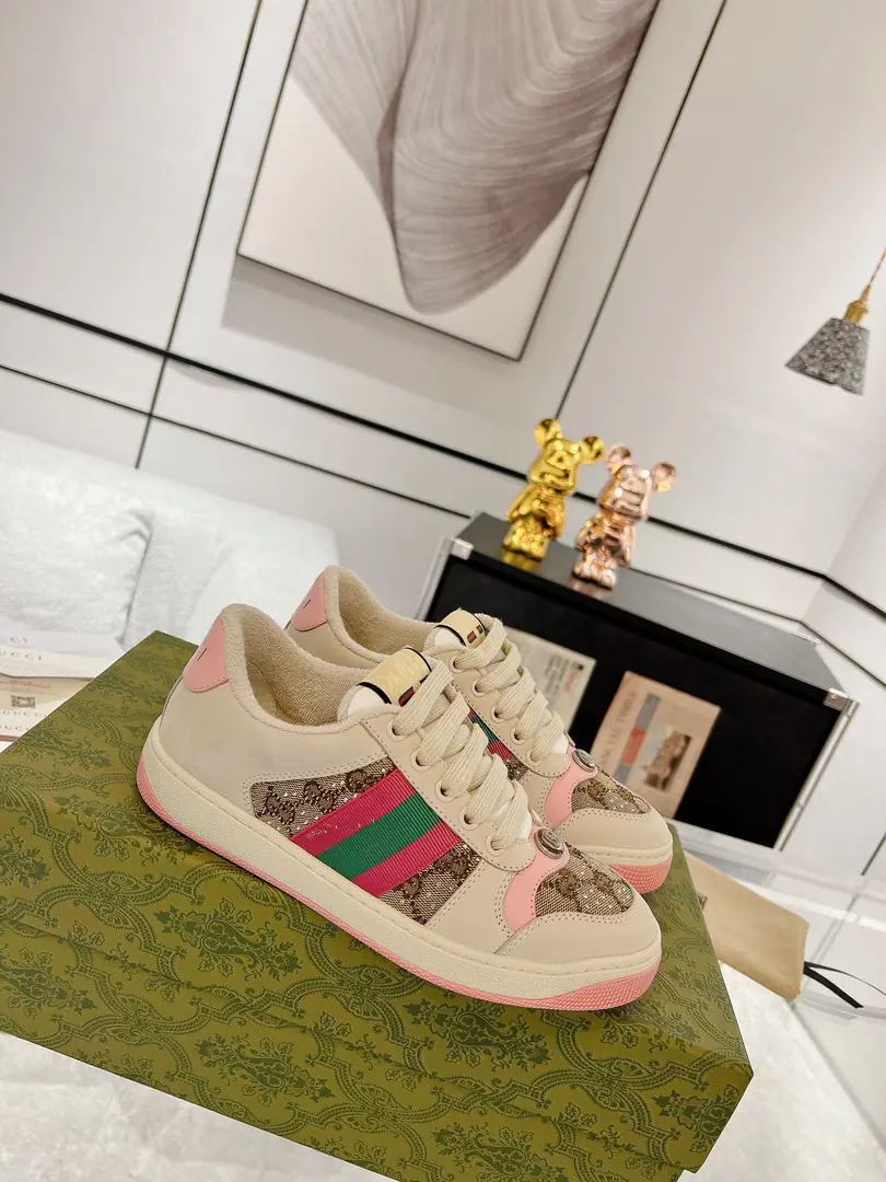 Female Gucci ScreenerThe Drilling Series, the Boys and Girls' Sports Shoes.‼️ Little dirty shoes.ScreenerThe idea behind the series of names is the defense action in sport., The design of the sneakers is from20Century70The classic sneakers of the ages are constantly inspired.. This sneaker is a pink drill. Shoe.: ♪ The cow's skin rolls along ♪➕Pink-lined drill Uchi.: In the original high-density fumes. logo: Metal DimentaryGEllipse, details of the thump Packaging: Top-of-the-art package for cabinet Otsumi!: - A vacuum.TPUMaterial Shoes.: Women35-40 (Women41I'll make sure I don't change it.）