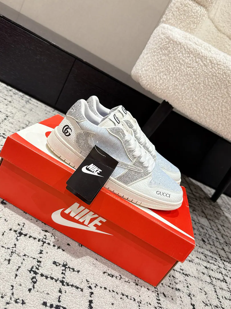 🏧𝐀𝐢𝐫 𝐉𝐨𝐫𝐝𝐚𝐧 𝐱 𝐆𝐔𝐂𝐂𝐈New Syndicate｜The stars' leisure shoes. These shoes, which are covered in water, have always been popular with the tweezers.❤️ The whole shoe is covered in a thick, woven water., ♪ And the lights shine ♪, It's a very dazzling visual effect.💯 ♪ Fleaking the brightest light ♪, It's so fascinating.👏👏 It's definitely a club killer.😎The Tide Bangers are blowing up the street. Cool. The final son.～ MATERIAL Material Original custom fabric+Hot-ass flash drills.✨ Original custom airnet sheet Original plasticized one-shoe pad The original is a model for grinding glue.💯 size: Female35-42 [40.41.42Custom] size: Men39-46 [45.46Custom]
