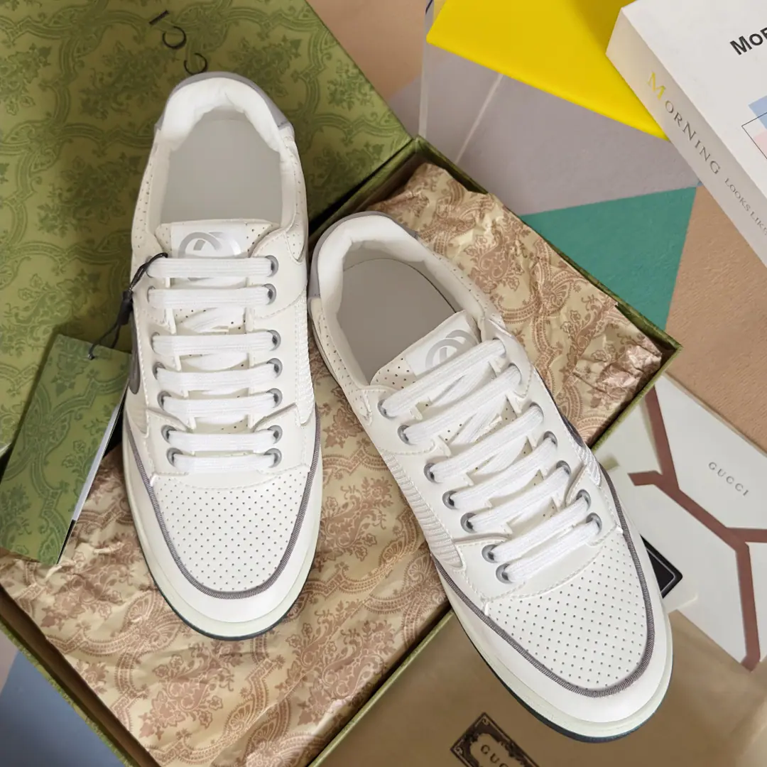 Top Version: Couple money. GucciGustz!GHome. Latest White shoes. Couple money. Leisure Sports shoes Original procurement development Make the goods. - To the sneakers.20Century70The classic sports shoes of the ages are prototypes of inspiration., The name is taken from the defense action in sport.. This is made of white leather craftsmen's heart., Side-side embellishment double-buttonGstriped weeds, And...GucciThe ancient signs are a little bit of shoe. Send a cabinet for fine packaging🛍📦 ▪️Fabulous.: Original import of head-level cattle skin ▪️Uchi.: Original custom customised in soft sheep skin ▪️Shoes under the sole.: Original OpenTPUOtsumi! ▪️Bottom: 2.5CM ▪️Size: Female35-40 / Men39-45（45Freeze!