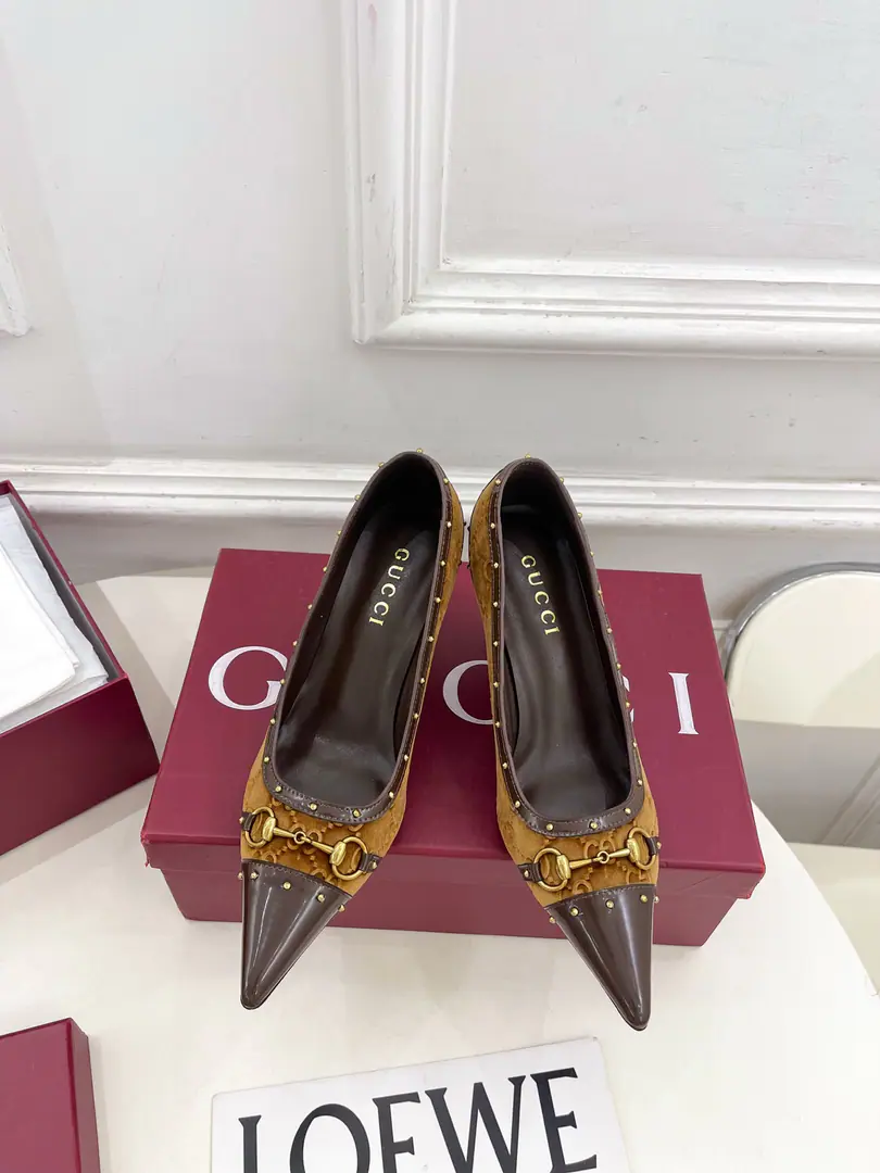 Gucci | Gustz! 26𝐬𝐬 ⭐️ GHome. The lead series finally came out., The bad guys are worth it.！The old classic. Create new designs ✨ ❥2026New The title is a swipe of color, nailed heels. Requisition level！It's a great sense of excellence.！A huge amount of money from domestic and international bloggers.,Old and fashionable. It's easy to wear. The upper toe blew up.！BSThe official network is pushing., New Colours Update continuously🆕 ━━━━━ ЅᏇєєt ━━━━━ ▪️Shoe.: High-prescription velvet/GGThe canvas. ▪️Uchi.: Imports of sheep's skin ▪️Otsumi!: Italian imports are so thick. ▪️He's tall.: 7.5cm ▪️Shoes.: 35-39（40.41.Customable） ▪️Plant price ▪️Numbering: 2608045