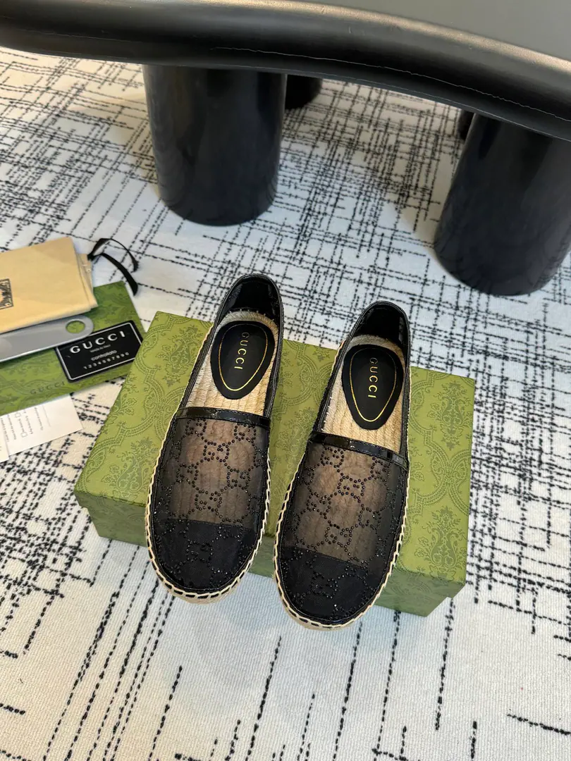 GHome.2025New title.GGThe grass made the soles of the fishermen., High Version🆙LatestGucciThe Old Flowers SeriesG G- The stamp slippers.🔥 As a symbol of branding,, The marking elements have been bringing new and new things to the monolith.. Each logo contains brand-specific historical heritage and value pursuit., The eternal charm of interpreting the aesthetics of fashion that are never obsolete.. Each series uses a modern perspective to recreate and recreate., To continue changing and experimenting with branding.. The saloon gold-title stint is different from the old magnifying style.GThe Alphabets are in the series to wake up the designG GTo brighten up, It's a new life and a new light.😎😎 Shoe.: Original custom web-cam burning drill GG Match: Ladies and gentlemen' shoes. Shoes under the sole.: The straw-coated waterproofing station is coupled with the soles of rubber shoes. He's tall.: 2Centimeters and heights Manufacturing: The shoe was done in Spain. Codes: 35～41Code Packaging: All new Ancora red high end packaging