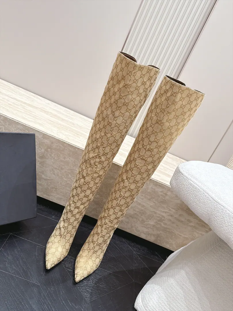 Top Version Long-barrel money. Fire! Gucci BombshellThe series of ladies' boots. Short boots. High-windle. - Over-knee boots.❗❗A lot of star red shows., It's too much. It's beautiful. Morden Fashion. The craftsmen salute the glorious times. The selection is light and inclusive.GGThe canvas., The ancient sand colored pattern is complemented by the sharp-head design and the fine-looking gold-tone., Autumn and winter closets are a hundred-and-a-half-year-old.. Tiny boots., Straight boots. All kinds of legs., Telecommuting, Date, It's a good fit for the casual dress., I'm always on film with my little twilight., A girl's beauty must be a single item in the autumn and winter.. ♦️OriginalGGBrush ♦️In the sheep's skin. ♦️Italy is a big-ass country. ♦️Three and one.5.5cm, 8.5cm, 11cm ♦️Codes: 35~42（40.41.42I'll make sure I don't change it.）