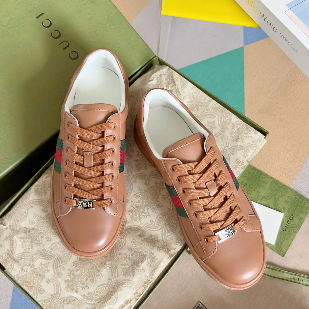 Top Version GucciGood riddance.AceSeries Honeybee. White shoes. Couple money. Leisure Sports shoes Original procurement development Make the goods. Guzérèse since the day he was born, AceThe series of sports shoes continues the brand narrative., The craftsman's masters are singles.. The new series is designed with a very low profile., The match is for details., ♪ Shine the sports shoe style ♪. Tie with fixed garb“ACE”Metal sign, The thick structure is a shoe-like thing.. GucciThe classic red striped strips add charm to the whole design.. Send a cabinet for fine packaging🛍📦 ▪️Fabulous.: Original import of head-level cattle skin ▪️Uchi.: Original custom custom customised soft sheep skin ▪️Shoes under the sole.: Original OpenTPUSlipboard Base ▪️Bottom: 3CM ▪️Size: Female35-40 / Men39-45
