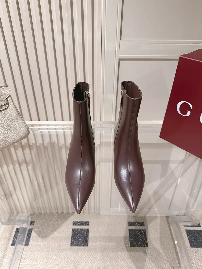 Top Quality Gucci Gughu!𝟐𝟎𝟐𝟔/Autumn and winter money.6Pump your boots in inches. Pointy side pull.+It's a metal slender.+The title is a little bit more. Details are full.～High and impressive.～It's nice and nice.👍 It's beautiful.～Very trimmed feet.～And then you pull the height ratio., The air is perfect.～The fashionable and the lean winters are the only ones that need to be worn.～The Unique One-Signature.！ 🔸Fabulous.: Full-pumped cow skin. / GGOld bouquet. 🔸Littre: In the sheep's skin. /Foot. 🔸He's tall.: 5.5cmMetals and... 🔸Shoes under the sole.: Italian imports are so thick. 🔸Size: 35-42（40 41 42Make a no-refund order.）
