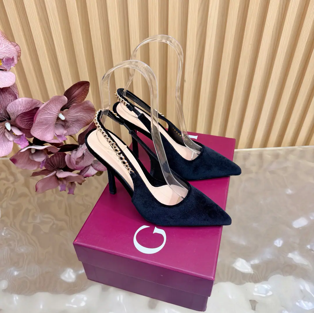 2026- Morning.💜GUCCI High-ranking horse to the side. Gravity🎀Shoes. AsGucciThe distinguished representative of design heritage., JordaanThe series of horse-styles with the title of Brahma Foot's shoes is a powerful display of classic elegance.. This shoe-strap is a brand-marked alphabetic canvas., Accomplishments, Young-jumma.. The shoe is soft., The contour is fluid., To show you the grace of your day. ▫️Shoe.: Velvet. ▫️Uchi./Foot.: - A good little lamb. ▫️Shoes under the sole.: Italian top is a skin. He's tall.: 4.5cm/10.5cm ▫️Match: 35-41（40.41.42I'll make sure I don't change it.）