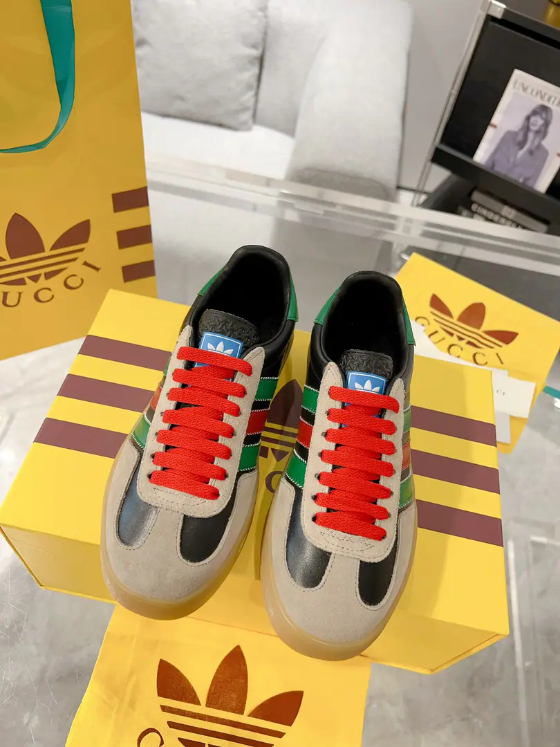 New upgrade Women Men Gucci x Adidas Joint contributions 23ss Fashion week show. Only correct top version of German shoes❗️❗️Global intensity of fire💯Web-wide maximum version contribution❗️❗️The couple's first. Codes:35-46（45.46I'll make sure I don't change it.）