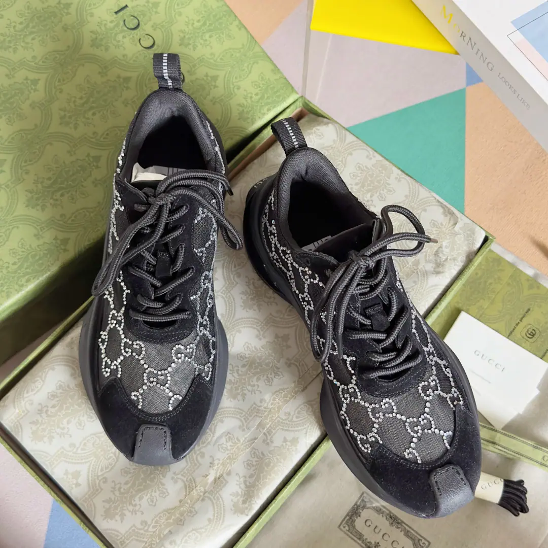 Top Version: Female GucciGustz! The latest blast. GHome. RUNSeries Couple money. Drilling. Leisure Sports shoes Dad's shoes. Run-shoes. Original procurement development Make the goods. The design of this monolith draws inspiration from the world of sport., ThroughGucci♪ The new perspective ♪, The heart of the craftsman is incorporated into the details of the branding.. Gucci RunThe series of sneakers are on2023The autumn and winter series has come to the fore., The craftsman has a mind that is so bright and radiant.GGCrystal. This sneakers are in the heart of a pink man., With white-coloured material on the edge.. Send a cabinet for fine packaging🛍📦 ▪️ Fabulous.: Original custom import airnet veil ▪️ Uchi.: Imports of soft sheep skins ▪️ Shoes under the sole.: The original was a very light model.MDCombining rubber bottom ▪️ Bottom: 4CM ▪️ Size: Female35-40