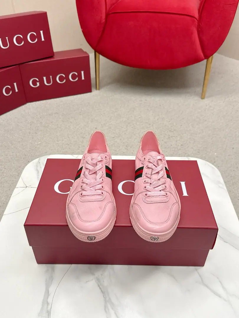 Gucci/Gustz! Stretch A series of couple-soldier leather sneakers.！ 2026Spring and Summer series is all new.. This brand-new shoe is re-enacted with a soft and flexible swirling stylish., Yes.La Famiglia♪ The series's newest. This sneaker is a soft, stylish sheep leather., Use manual processing to mark each design.. Uncoupled Design, Real leather can take off the shoes., The top of the shoe is a double-button.GMetal Details, Tag band fixed, Rubber flatbed shoes, The comfort of the hand-off is excellent., And a hundred or so., Full package！ Fabulous.:The original imported the original blue leather classic weave+Brand button. No liner. Female: 35-39 Men39-44 （Female40.41Men38.45I'll make sure I don't change it.）