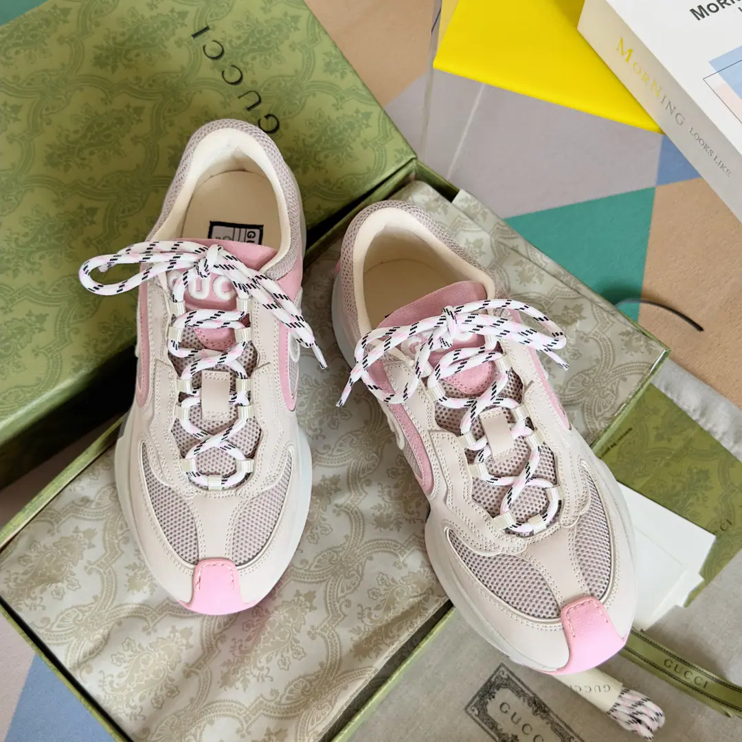 Top Version: Female GucciGustz! The latest blast. GHome. RUNSeries Couple money. Leisure Sports shoes Dad's shoes. Run-shoes. Original procurement development Make the goods. The design of this monolith draws inspiration from the world of sport., ThroughGucci♪ The new perspective ♪, The heart of the craftsman is incorporated into the details of the branding.. The two-streamed sneakers were crafted with white-fluffed material., Double-coloured rubber soles and double-buttonGDetails Send a cabinet for fine packaging🛍📦 ▪️ Fabulous.: Original customized import of head-level cattle skin ▪️ Uchi.: Imports of soft sheep skins ▪️ Shoes under the sole.: The original was a very light model.MDCombining rubber bottom ▪️ Bottom: 4CM ▪️ Size: Female34-40