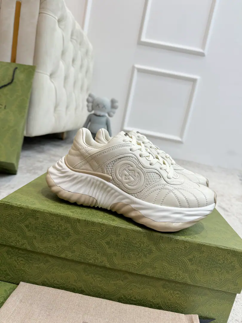 35–40 39—45 Gucci RippleInnovative sewing processes are used in the series of sneakers, ♪ Makes a stream like water ♪ It's moving.. Leather design with 3D rectangular double buttonGLeather fittings andGucciLetter Metal accessories, By3DThe quality of the flow of the whole efficacious shoe..