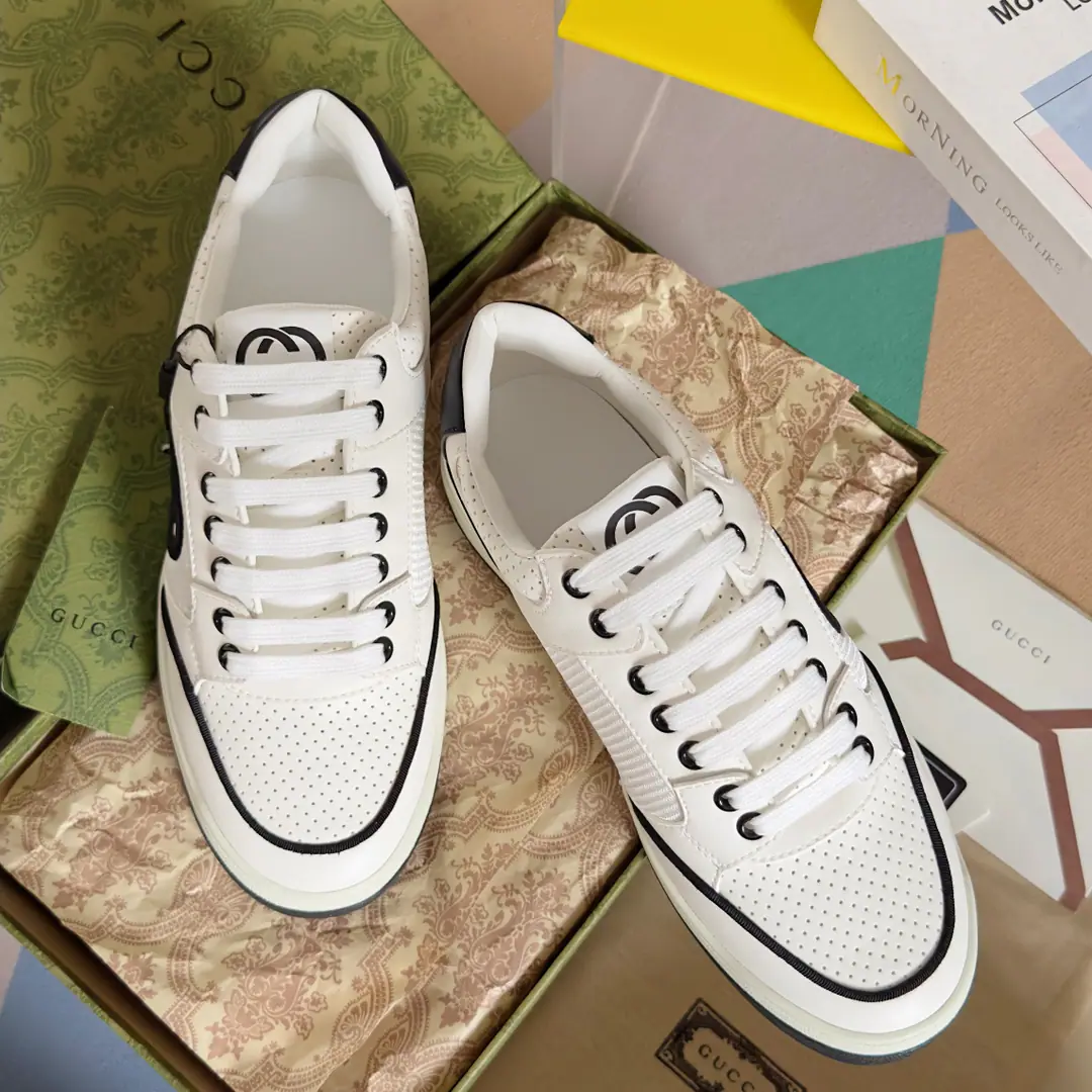 Top Version: Couple money. GucciGustz!GHome. Latest White shoes. Couple money. Leisure Sports shoes Original procurement development Make the goods. - To the sneakers.20Century70The classic sports shoes of the ages are prototypes of inspiration., The name is taken from the defense action in sport.. This is made of white leather craftsmen's heart., Side-side embellishment double-buttonGstriped weeds, And...GucciThe ancient signs are a little bit of shoe. Send a cabinet for fine packaging🛍📦 ▪️Fabulous.: Original import of head-level cattle skin ▪️Uchi.: Original custom customised in soft sheep skin ▪️Shoes under the sole.: Original OpenTPUOtsumi! ▪️Bottom: 2.5CM ▪️Size: Female35-40 / Men39-45（45Freeze!