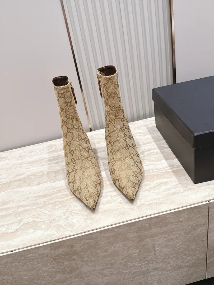 Top Version Short cash. Fire! Gucci BombshellThe series of ladies' boots. Short boots. High-windle. - Over-knee boots.❗❗A lot of star red shows., It's too much. It's beautiful. Morden Fashion. The craftsmen salute the glorious times. The selection is light and inclusive.GGThe canvas., The ancient sand colored pattern is complemented by the sharp-head design and the fine-looking gold-tone., Autumn and winter closets are a hundred-and-a-half-year-old.. Tiny boots., Straight boots. All kinds of legs., Telecommuting, Date, It's a good fit for the casual dress., I'm always on film with my little twilight., A girl's beauty must be a single item in the autumn and winter.. ♦️OriginalGGBrush ♦️In the sheep's skin. ♦️Italy is a big-ass country. ♦️Three and one.5.5cm, 8.5cm, 11cm ♦️Codes: 35~42（40.41.42I'll make sure I don't change it.）