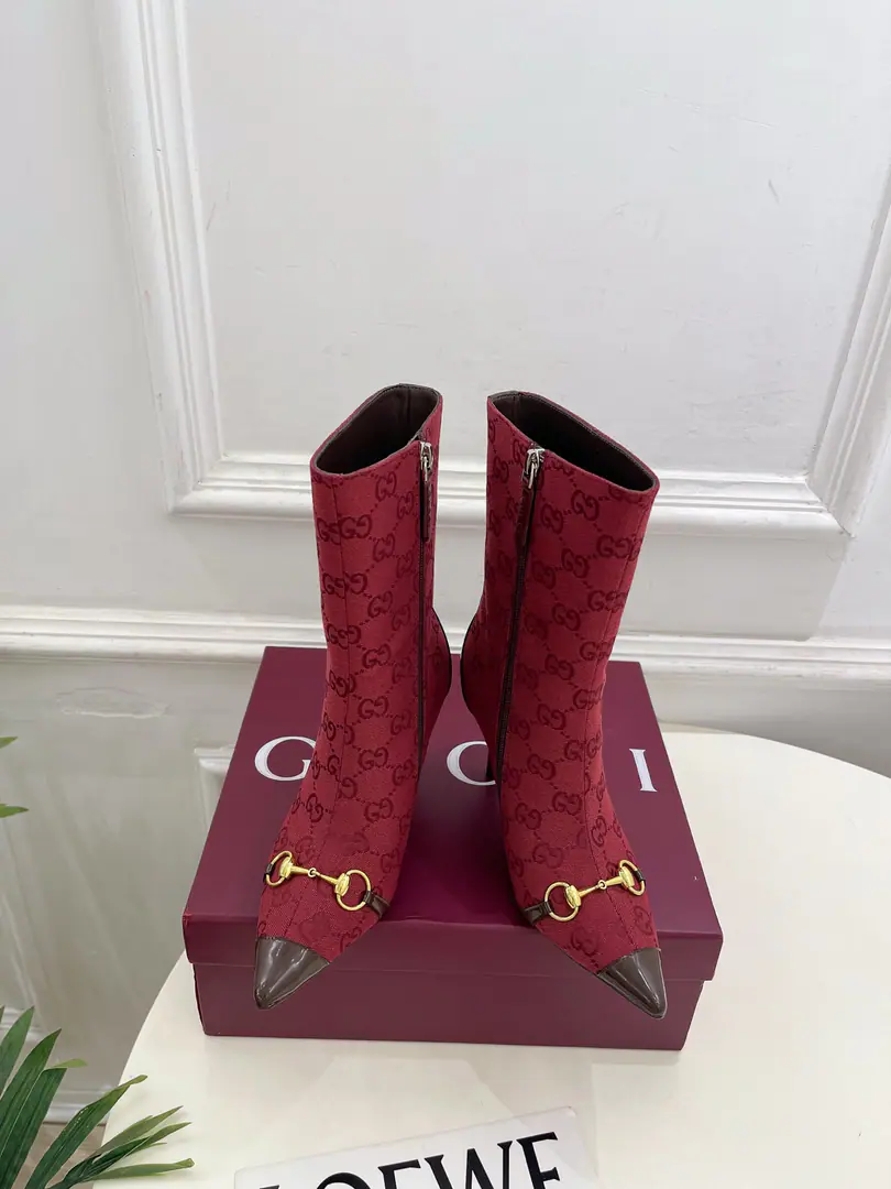 Gucci | Gustz! 26𝐬𝐬 ⭐️ GHome. The lead series finally came out., The bad guys are worth it.！The old classic. Create new designs ✨ ❥2026Autumn and winter brand new. The horse's title is a sharp one.GOld flower and a pair of boots. Requisition level！It's a great sense of excellence.！A huge amount of money from domestic and international bloggers.,Old and fashionable. It's easy to wear. The upper toe blew up.！BSThe official network is pushing., New Colours Update continuously🆕 ━━━━━ ЅᏇєєt ━━━━━ ▪️Shoe.: High-level custom importGGBrush ▪️Uchi.: Imports of sheep's skin ▪️Otsumi!: Italian imports are so thick. ▪️He's tall.: 8.5cm ▪️Shoes.: 35-39（40.41.Customable） ▪️Plant price ▪️Numbering: 2608045