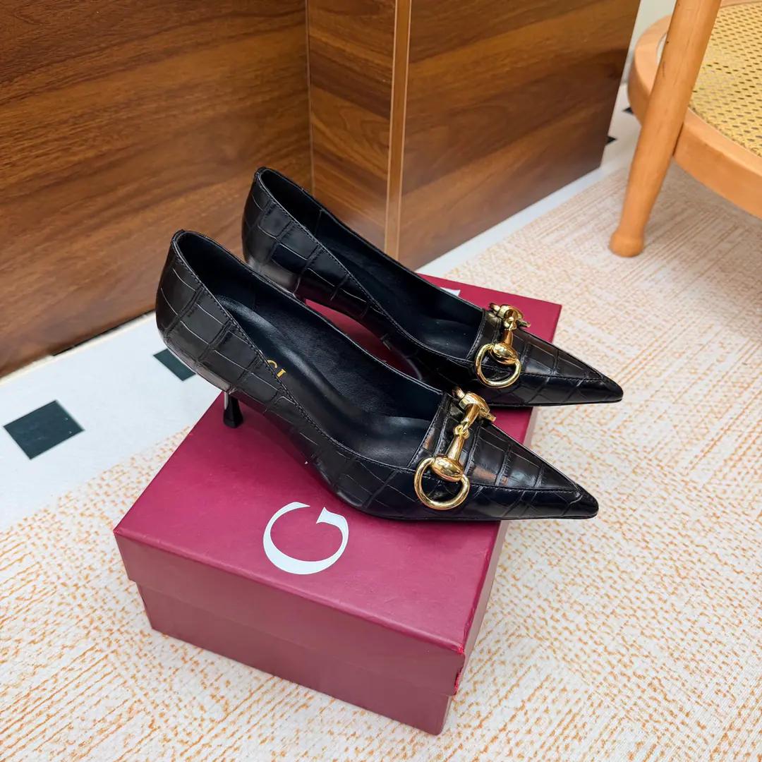 2026S Spring and summer.GucciThe new one is a sledgehammer. The shoes are the most classic.Logo, The suction is behind the pressure., I'd better wear two pairs of shoes and wear pants.👖And dress.👗There's no harm in getting in and out of any place.🩵High-quality cortex kittens and silver bright spots are more than comparable to the impact of visual shocks., Elegance and knowledge blend., A pair of shoes meets the demands of the fairies., The most beautiful of all.🩶 Shoe.: Rock-stressed cow skin. Uchi.: Lamb skin. He's tall.: Floor Otsumi!: That's a big one. He's tall.: 6.5cm Codes: 35-41（40, 41, 42Custom）