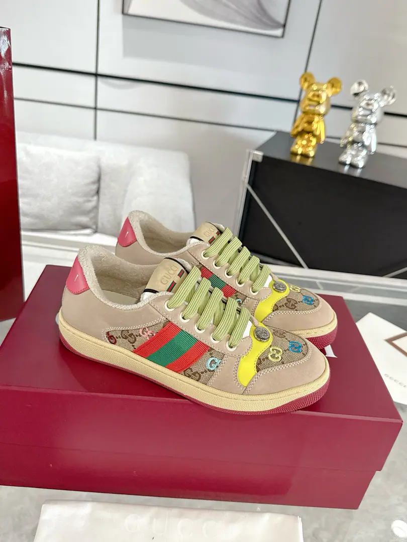 Female Gucci ScreenerA series of sports shoes and a couple of dirty shoes.‼️ Little dirty shoes.ScreenerThe idea behind the series of names is the defense action in sport., The design of the sneakers is from20Century70The classic sneakers of the ages are constantly inspired.. The sneakers are colored embroidered.GGThe canvas., The side is covered with orange and light blue strips., A little retrograde.GucciMarking. Shoe.: Yellow cow skin rolls by Uchi.: In the original high-density fumes. logo: Metal DimentaryGEllipse, details of the thump Packaging: Top-of-the-art package for cabinet Otsumi!: - A vacuum.TPUMaterial Shoes.: Women35-40 (41I'll make sure I don't change it.）