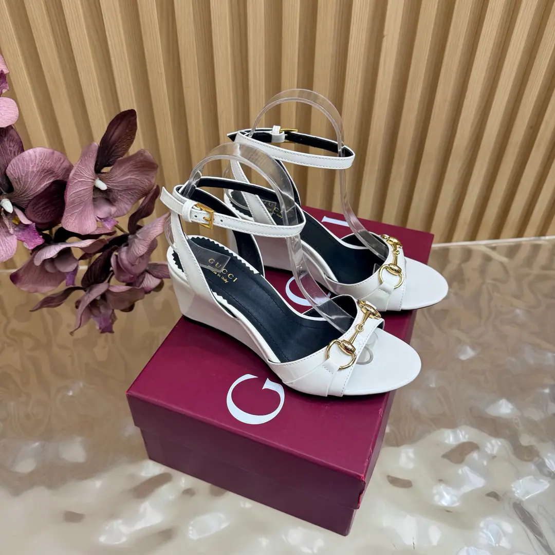 💜Gucci/Good-looking old-fashioned horse-stamped sandals. G- Homemarked title button. ♪ And the bumpy-ass sandals ♪ A lovely and comforting fashion feast is now opening.. These sandals. It's classics that clash with modern passion. Every step is a self-confidence expression with a plaque of taste.. A smart stretch of legs. Raise the overall profile. To make you feel comfortable in walking. The thick sub-design adds stability. Walking is more comfortable. No, no, no.. The fabric is based on original pedestal skin./Painted skin. The insides are all parchment. Italian imports are so thick. He's tall.: 8cm size: 35-39（40/41/42Custom）