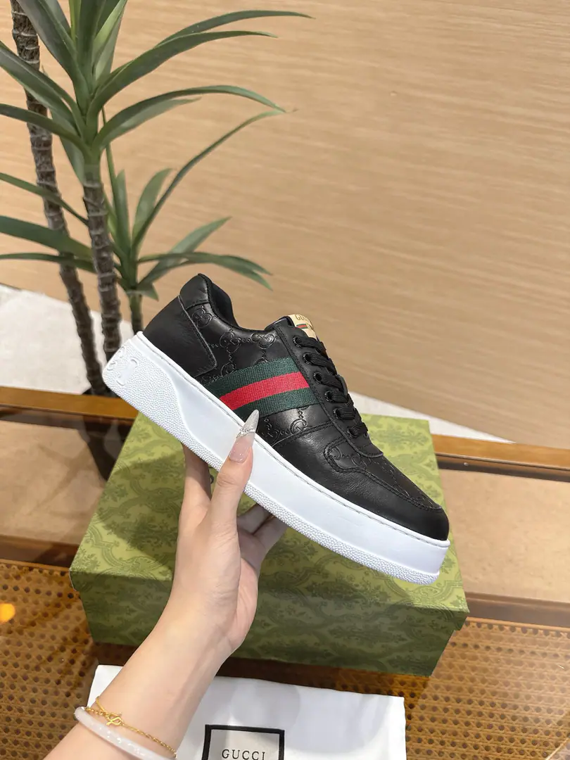 GucciCrackers, shoes.｜The couple money is so good.✨ The Gudz cabinet is running a cookie shoe in parallel., A quality upgrade of classic white shoes., The regenerate atmosphere is so strong that it's so simple.. Shoes face customize cattle skins using the original, It's a classic old flower cloth., Multiple processes of piercing and pressure stripes, It's a very good recognition.. Side-marked red greenweed band, Back and back.GG Logo, Details are in place.. 4cmThe bubbles are so light and thick., Sneaking legs., The upper foot doesn't weigh too much., Walk light and not tired.. Super multi-colour option, Black and White Jane., Old flowers are old., Both boys and girls can handle it., It's a couple's shoe. It's a really good match.. I'm a pair of jeans., The dress is all right., I'm not wrong about traveling.. Female size35‑40｜Men39‑45, Positive buy. #GucciBiscuit shoes. #Good-ass shoes. #Couple shoes. #Small white shoes.