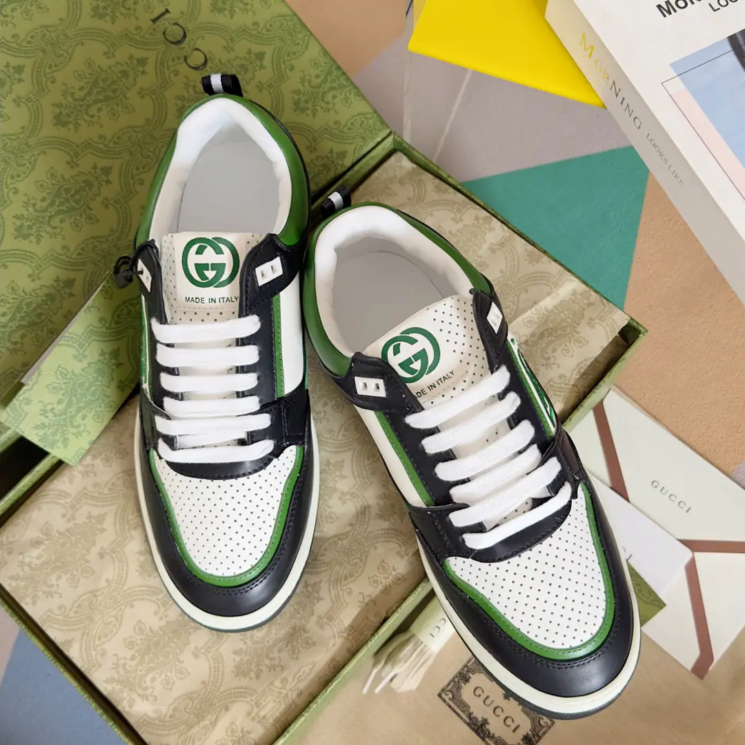 Top Version: Couple money. GucciGustz!GHome. Latest White shoes. Couple money. Leisure Sports shoes Original procurement development Make the goods. - To the sneakers.20Century70The classic sports shoes of the ages are prototypes of inspiration., The name is taken from the defense action in sport.. This is made of white leather craftsmen's heart., Side-side embellishment double-buttonGstriped weeds, And...GucciThe ancient signs are a little bit of shoe. Send a cabinet for fine packaging🛍📦 ▪️Fabulous.: Original import of head-level cattle skin ▪️Uchi.: Original custom customised in soft sheep skin ▪️Shoes under the sole.: Original OpenTPUOtsumi! ▪️Bottom: 2.5CM ▪️Size: Female35-40 / Men39-45（45Freeze!