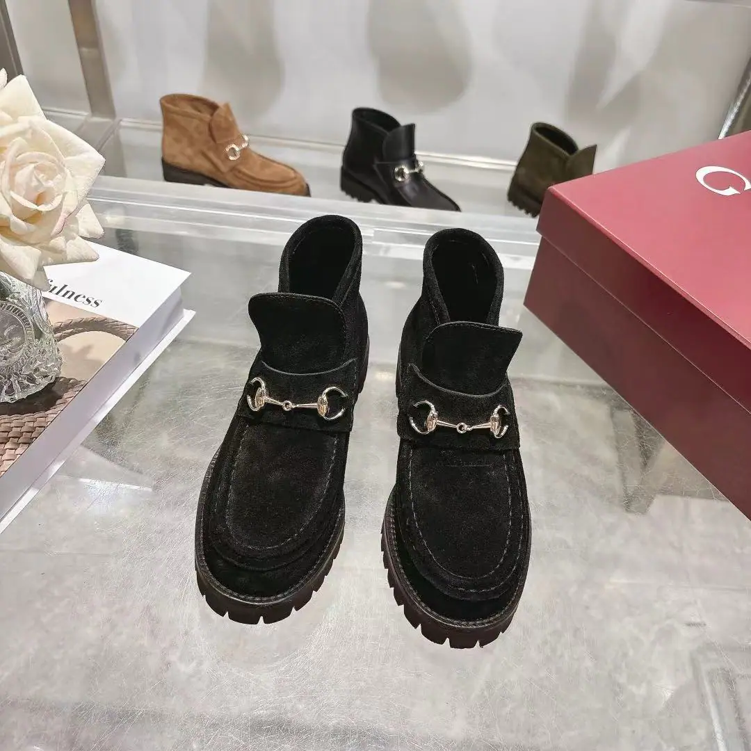 Long-term. 4Inch boots. GUCCI Guch. Fashion is a big deal. A smart fashion with round-shoe head and so on. Fabulous.: Import calf, skin. Uchi.: Foot. Import of sheep skin The base plate is one-to-one. Codes:35—42Code Remarks: 40 41 42 Do it. Plant straight.