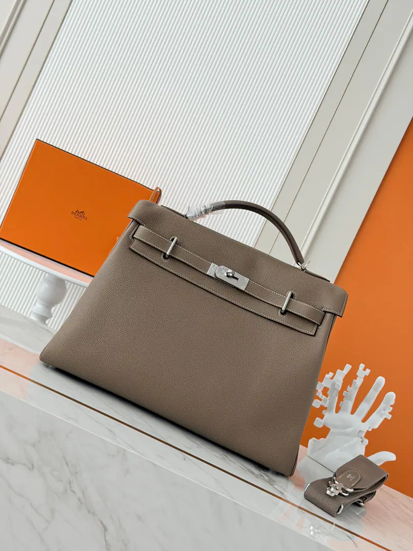 Style: Kelly Max Size: 42*16*28cm Leather: togo From France Hardware: Silver Kelly.Maxi42, Elephant Grey Cow Skin.togo, Silver button.