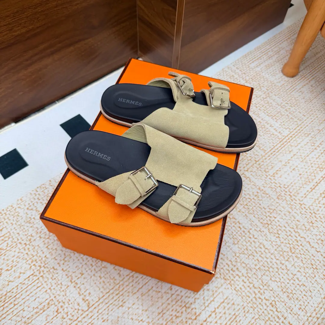 New paragraph 2026The early spring new money. 🧡Hermès/I'm the latest in Armath. Beach slippers. Double button. Shoes. Real leather. The design of the ancients. A strong foreign scene. It's a great fashion., You're so good at all the things on your feet. A simple, simple style that matches a sense of excellence would be great. A hundred-colour lines are hard to love.！ The pasta is imported into the sheep. It's all sheep's skin. Otsumi!: Original Base Size: 35-39 （40/41/42Custom）