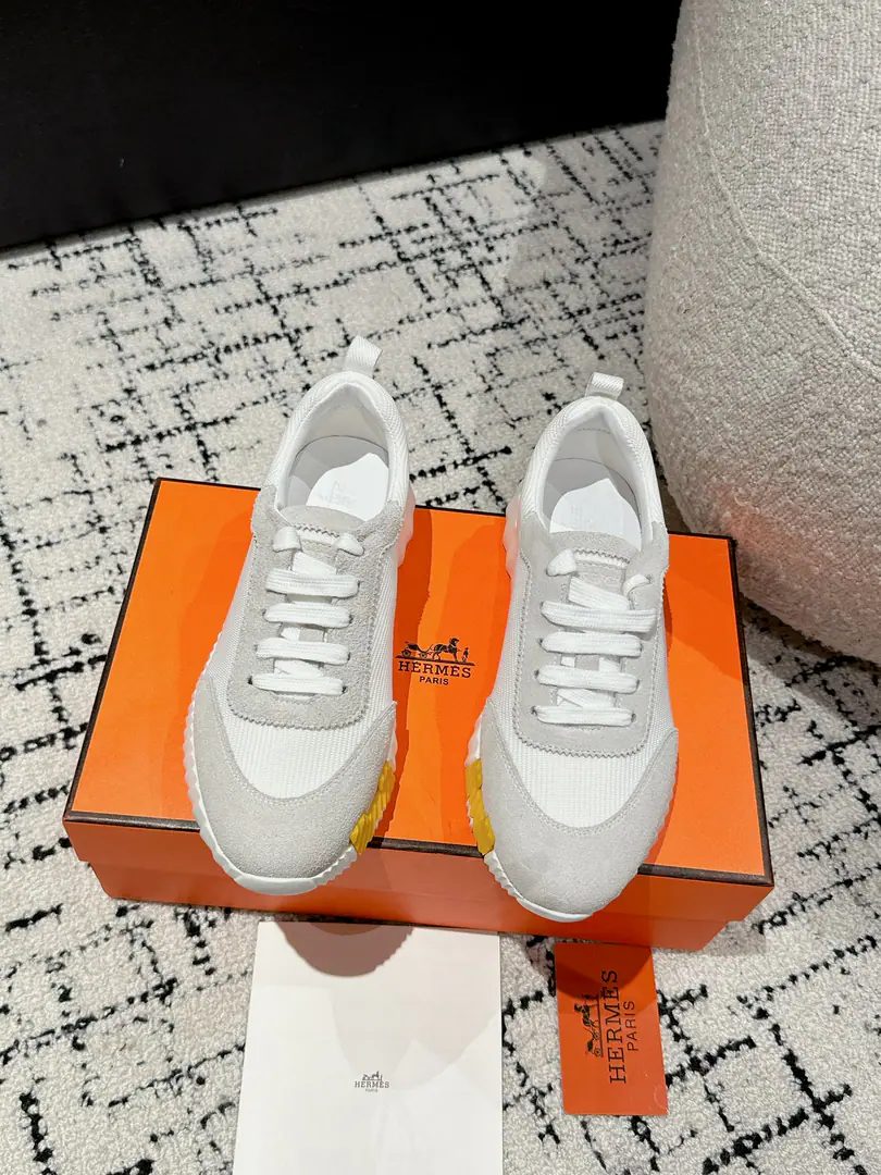 Layout Leather. #Top Version Couple money. Hermes I'm in love with you, Max. 24/ fe new arrival~ Autumn and winter money. Bouncing Couples.👫Sports Leisure shoes. The most comfortable shoes in love with horses., No, I don't.1⃣️, It's a nice, light foot., You don't get tired of shopping.👍 Bullskins.+Wire Nice touch., She's beautiful and she's got a lot of clothes., It's light and comfortable. It's so light. Sports and leisure are the two things. Step on it.💩That's great.！ ✔️Fabulous.:Imported cattle skin+Wire ✔️Uchi.:The imported inlet was for silk and sheep. ✔️Otsumi!:AdoptionIP+TPU(Multi-colour Letters)German technology exposure machine seamlessly combined ✔️Size:#35-46(Women40.41Men45.46Do it.) 🎁Top class. Synchronize full packaging