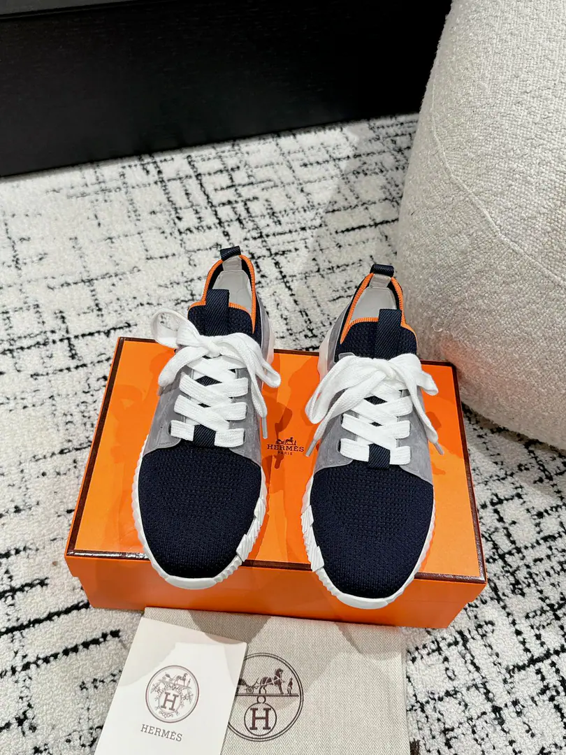 ¥Men+10 #Top Version Couple money. Hermes I'm in love with you, Max. 24/ fe new arrival~ Autumn and winter money. Bouncing Couples.👫Sports Leisure shoes. The most comfortable shoes in love with horses., No, I don't.1⃣️, It's a nice, light foot., You don't get tired of shopping.👍 Bullskins.+Wire Nice touch., She's beautiful and she's got a lot of clothes., It's light and comfortable. It's so light. Sports and leisure are the two things. Step on it.💩That's great.！ ✔️Fabulous.:Imported cattle skin+Wire ✔️Uchi.:The imported inlet was for silk and sheep. ✔️Otsumi!:AdoptionIP+TPU(Multi-colour Letters)German technology exposure machine seamlessly combined ✔️Size:#35-46(Women40.41Men45.46Do it.) 🎁Top class. Synchronize full packaging