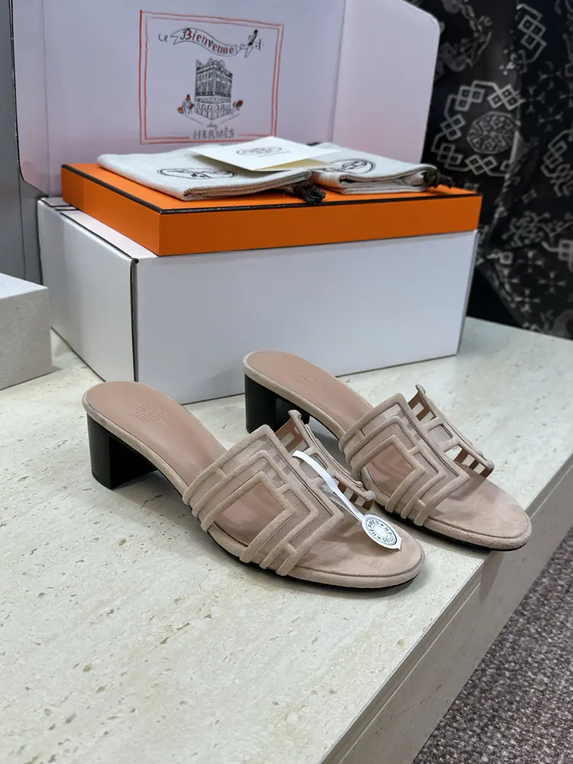 Plant prices（Full plane box.） Scum. Requisition level I'm in love with you, Max. Hermes 2026Spring and summer. OranScrabble the skins of the women's slippers HHome LetterlogoHe's got a nice, big, tight-ass toe slipper. Material: Shoes are imported into sheep, skin.+In the skin of the watered cow.+Italy is a big-ass country. He's tall.:Floor /4.5CM Size: 34-43(34.40.41.42.43Custom without re-offer）