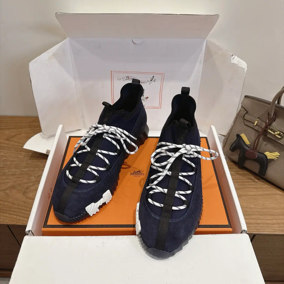 herme…s ss26new arrival～ The cabinet is a big fan of the couple., HThe first shoe-shoes to be used in the distribution.！ It's a classic for the Equestrian. Every season has many colors. It's definitely one of the most worthy of purchase. There are gods of the man.!Don't miss it.！！ He's so light., It's so cozy. It's been a long time., It's not expensive. There's a little coil behind the back with the help with the shoes. Top class. 35-44, - It's a deal.45 46 Men➕20