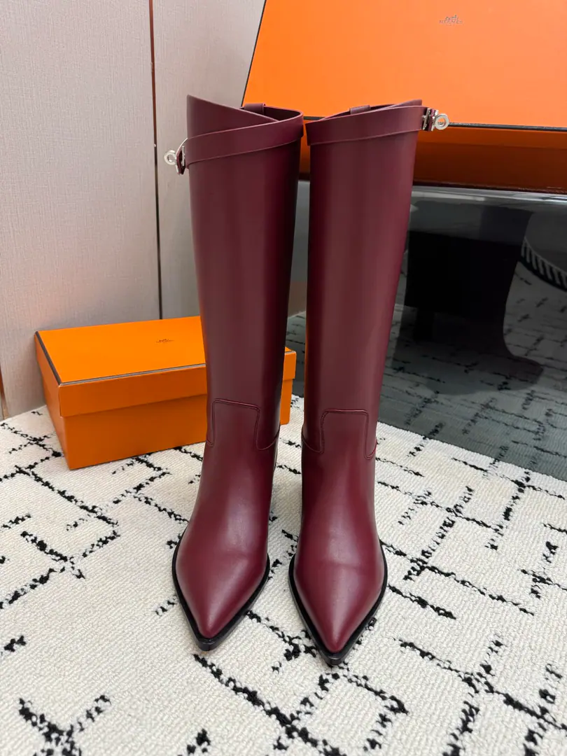 Hemers🧡I'll get what I'm seeing. kellyMetal button boots./Boots Series Autumn and winter money. HERMESThe price of the old boots and boots is close.2WThe high price of the boot is naturally unique in its process and quality, and all the leather is custom-made for import., The inside materials are also custom-made cattle skin.,, You'll have to make provisions for everything in a good fit., And the style is always worn in the boots of knights who never wear out of fashion. Shoe.: Original cow skin Uchi.: Importing cattle and skins Otsumi!: That's a little skin. Codes: 35–39（40.41.42No, no, no, no, no.)