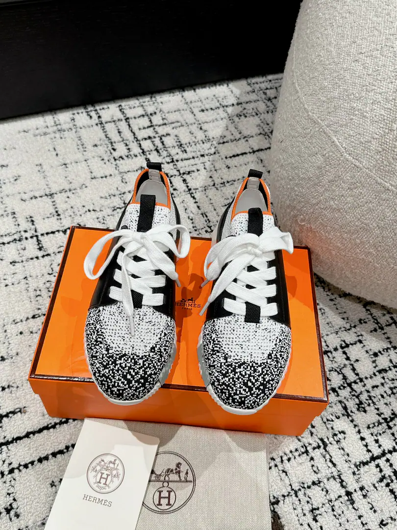 ¥Men+10 #Top Version Couple money. Hermes I'm in love with you, Max. 24/ fe new arrival~ Autumn and winter money. Bouncing Couples.👫Sports Leisure shoes. The most comfortable shoes in love with horses., No, I don't.1⃣️, It's a nice, light foot., You don't get tired of shopping.👍 Bullskins.+Wire Nice touch., She's beautiful and she's got a lot of clothes., It's light and comfortable. It's so light. Sports and leisure are the two things. Step on it.💩That's great.！ ✔️Fabulous.:Imported cattle skin+Wire ✔️Uchi.:The imported inlet was for silk and sheep. ✔️Otsumi!:AdoptionIP+TPU(Multi-colour Letters)German technology exposure machine seamlessly combined ✔️Size:#35-46(Women40.41Men45.46Do it.) 🎁Top class. Synchronize full packaging