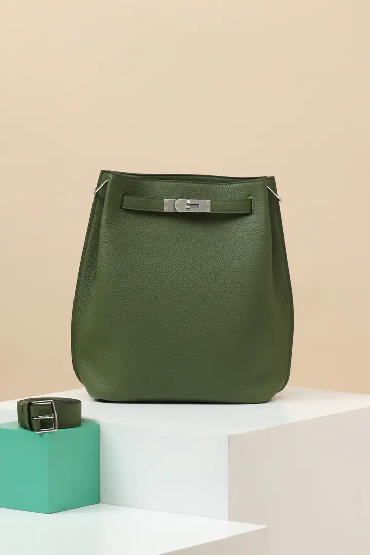 🇨🇳Model:SK22 Colours: V6The jungle is green. Dimensions: Long22 × High30 × Kuan12 Shoulder length TogoCowskin. ClassicKellyBlank-drink buckets. MarkerKellyRotation lock A corrugated leather shoulder belt. Inline zippers and plug bags ♪ And I can't bear ♪, Tilt or carry as backpack Made in France. Metals.:- Pump.