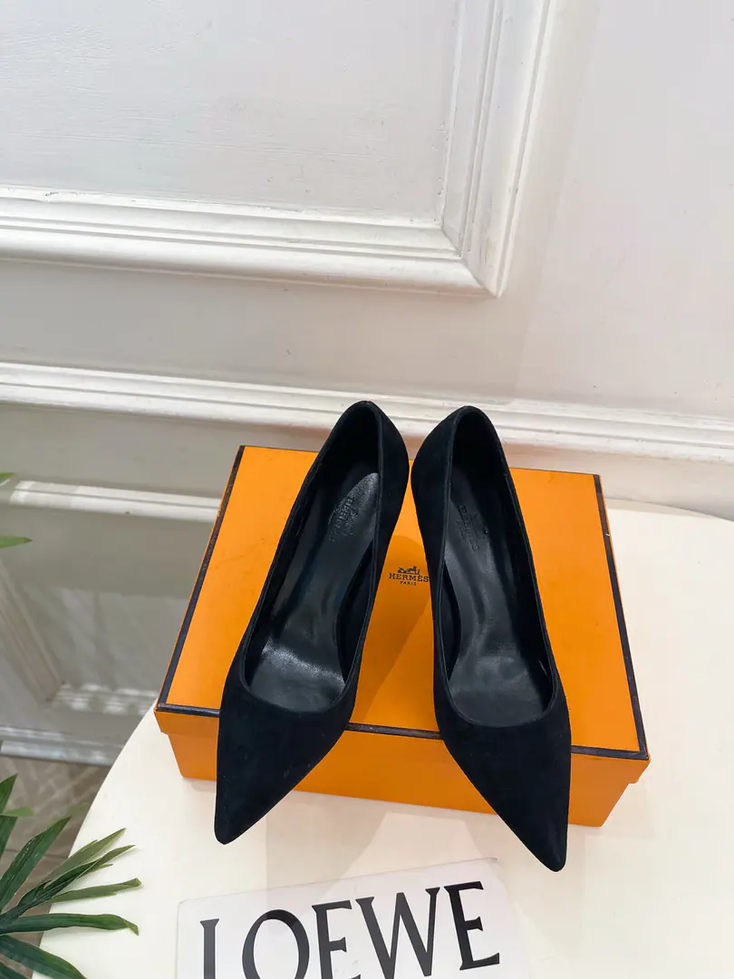 🐎𝐇𝐄𝐑𝐌𝐄* Irmath. 26𝐬𝐬 🌈2026Autumn and winter brand new. New money in the cabinet. MirageMetal chains and pointy heels. Series〰 ◽Shoe.: Original custom silk/The sheep. ◽️ Uchi.: Import mixed sheep skin ◽Otsumi!: The original Italian is a big one. ◽He's tall.: 9.5cm ◽Shoes.: 35-39（40.41I'll make sure I don't change it.） ◽Plant price ◽Numbering: 2608045