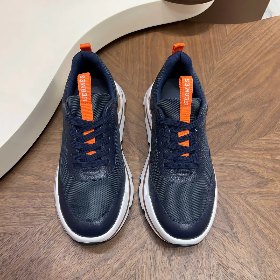 Hermes A thick-deck man's sneakers. Skins of cattle and sneakers., It's symbolic.HDetails. The modern shape of contrast design that creates a sense of motion. Imported cattle skin+In the cow's skin.+Over-reflection light base Size:39-44(38.45Custom）