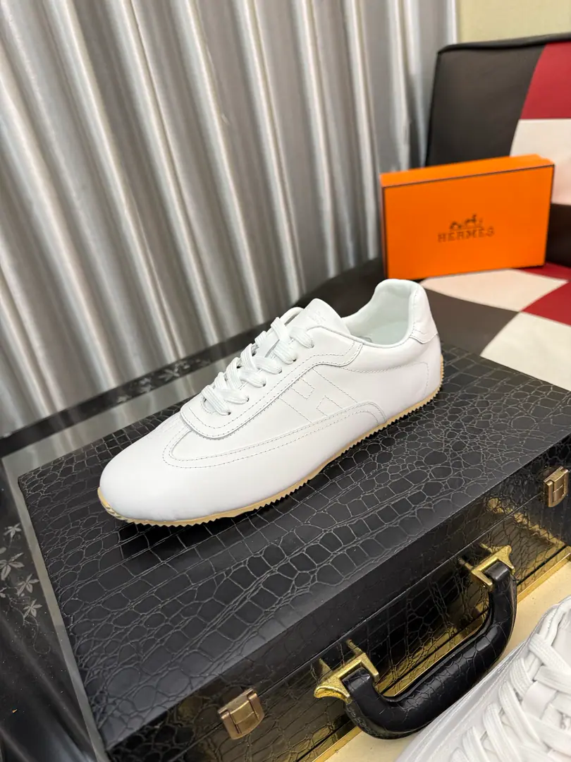 Get out of the factory.⌚️⌚️HERME*A high-end man with a fashion and sports shoe., The craft., Customize imported flying productions, Tiles designed to have a clear line-line sense, The mats inside the cow's skin., Light rubber, large base.. Luxury style, Retro cozy roundheads., I'm not bored with the face., Jane's atmosphere., The upper foot is comfortable and the flu is cold.: 38- ️⃣Colour Optional