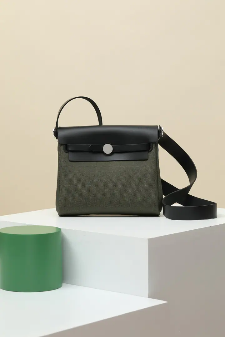 🇨🇳Model: HB20 Colours: CK89Black/Bronze Green Dimensions:Long20xDeep17xKuan7centimetres Shoulder length: cm H Vikingcanvas andHunterBull shoulder bag.. The saddle nails are locked. - Outside zipping back pocket. Shoulder belt. Shoulder or slash Made in France.