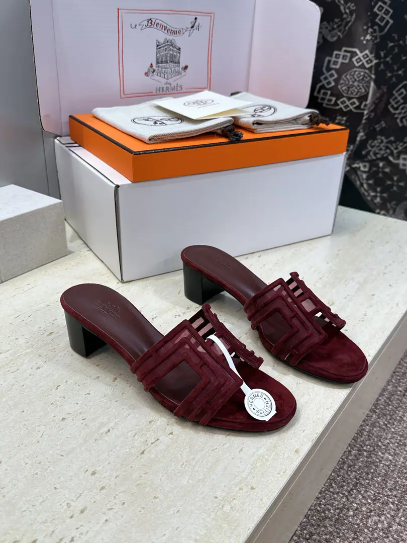 Plant prices（Full plane box.） Scum. Requisition level I'm in love with you, Max. Hermes 2026Spring and summer. OranScrabble the skins of the women's slippers HHome LetterlogoHe's got a nice, big, tight-ass toe slipper. Material: Shoes are imported into sheep, skin.+In the skin of the watered cow.+Italy is a big-ass country. He's tall.:Floor /4.5CM Size: 34-43(34.40.41.42.43Custom without re-offer）