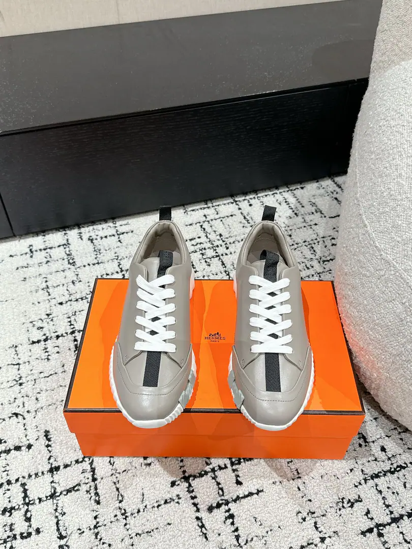 #Top Version Couple money. Hermes I'm in love with you, Max. 24/ fe new arrival~ Autumn and winter money. Bouncing Couples.👫Sports Leisure shoes. The most comfortable shoes in love with horses., No, I don't.1⃣️, It's a nice, light foot., You don't get tired of shopping.👍 Bullskins.+Wire Nice touch., She's beautiful and she's got a lot of clothes., It's light and comfortable. It's so light. Sports and leisure are the two things. Step on it.💩That's great.！ ✔️Fabulous.:Imported cattle skin ✔️Uchi.:The imported inlet was for silk and sheep. ✔️Otsumi!:AdoptionIP+TPU(Multi-colour Letters)German technology exposure machine seamlessly combined ✔️Size:#35-46(Women40.41Men45.46Do it.) 🎁Top class. Synchronize full packaging