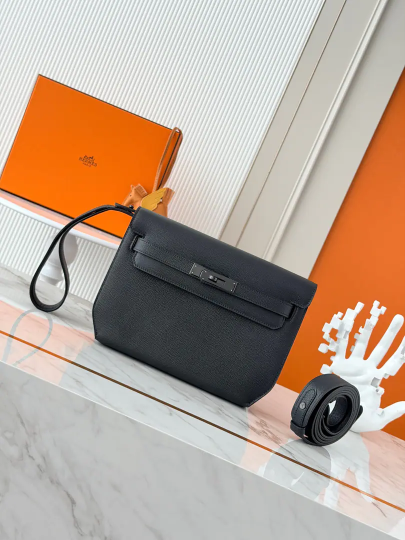 Current in stock ✅ Kelly Depeches 25cm EpsomPee. Black. Gunshot. MostinMan's handbag. Depeches25 This leather is really a prodigal., With a shoulder belt and a second to go under the armpit., The fashion is coming out of the air., This bag is very...HFamily origin, KellyThat's what you're trying to do., You must come in too.！🤩 It's a great match.✨You can be a man of arms., Or a slant., And I can still be a handbag., You're not moving with a bag?😘