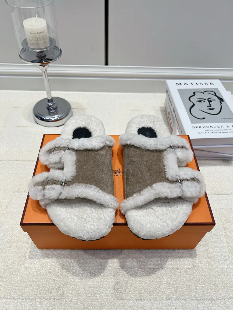 G HERMES I love the elephant ash, and the wool of the sheep wears slippers outside.26ss A light autumn winter. I'm so tired of the masturbation. Classic elephant ash., Low profile, low luxury. The lambs are all wrapped up., The footbeds are covered in fuzzy., ♪ On my feet warm ♪ Double-metal buttons can be freely regulated and narrow, Highfoot back., The broad feet fit. A toe-drawn type, It's a little light-hearted., ♪ And walk around ♪, It's all right to go out for a short time. And with the legs and the legs., A wool robe., Leisure suits., The French looseness is just a matter of time. The wife's family name., Autumn is out of town., The lazyness of the bag is a requirement. ▪Shoe.: Cows and velvets. ▪Foot.: Lamb wool. ▪Otsumi!: Rubber Bottom ▪Codes: 35-42（40-42I'll make sure I don't change it.）