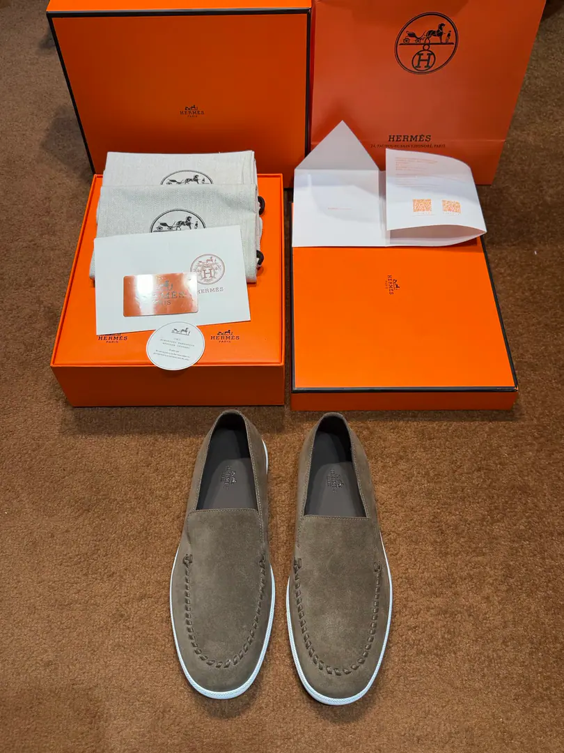 Hermes bouningMen's sneakers.-The bottom of the cow's skin. Original purchase, 1: 1Repeat, That's what you're after. Pipskin and cow-skins.. 😍😍😍 Light Shoe Bottom Decoration Smatch, Make a hundred fashion styles.. ❤️ White rubber soles. Black rubber mooring on front end, Rear-end hurricane ash rubber mooring Hurricane Grey Lamb's inner and inner skin👏👏👏 Size:39-44（38.45.46Do it.） Full package📦