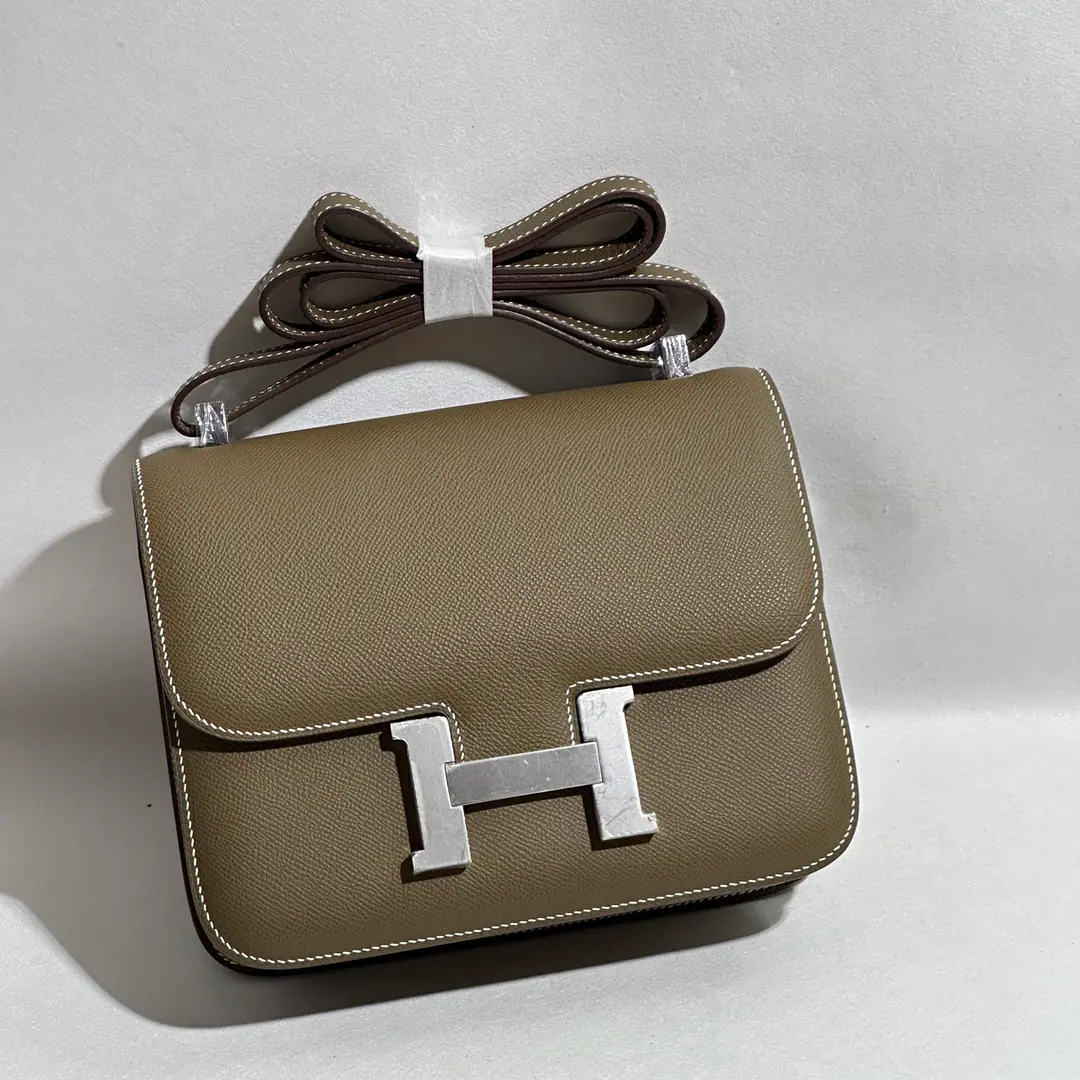 Constance 24#Elephant ash. Silver button. FranceHaasOriginal plantEpsomPee.🐂 The inside sheep.🐑Hand-sew waxes are all hand-made.🪡 All steel hardware. Current