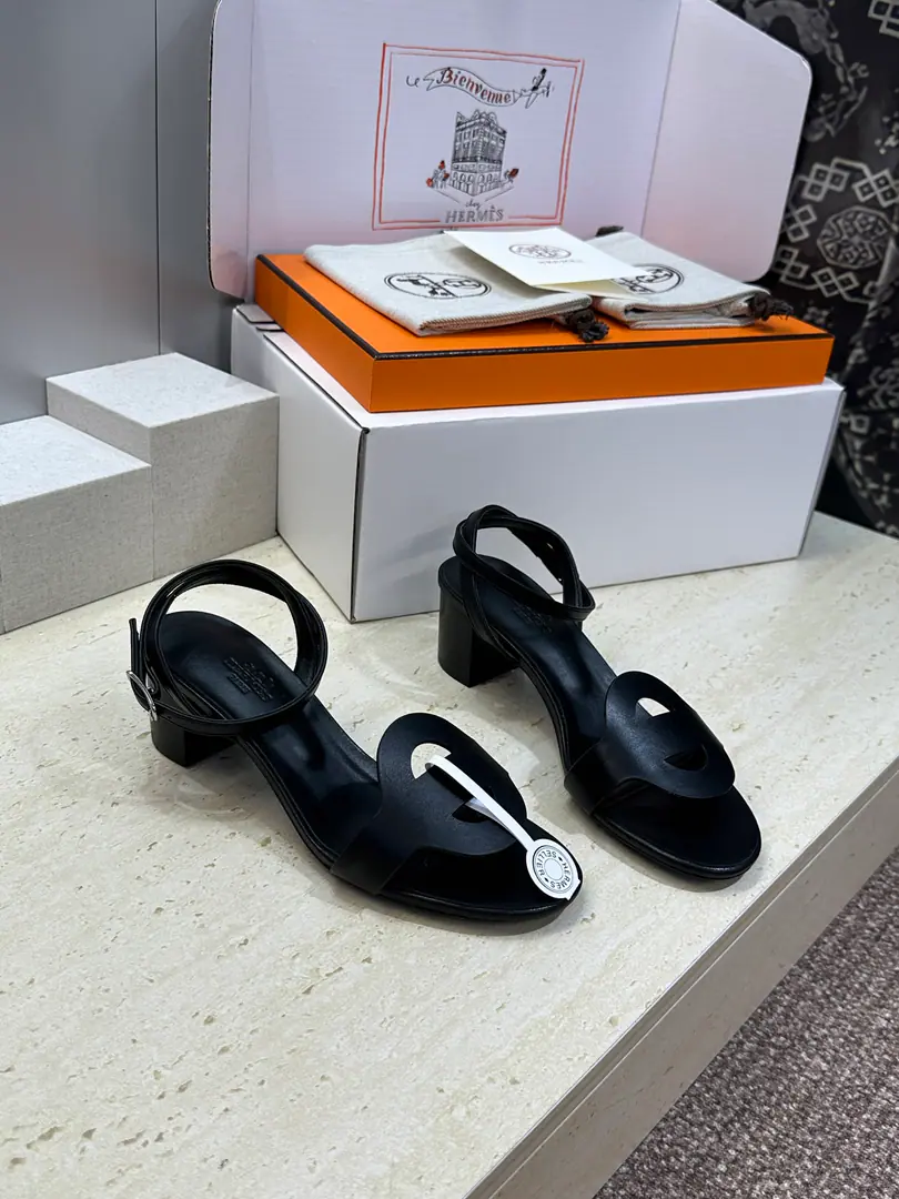 Plant prices(Full plane box.) Holly! Requisition level I'm in love with you, Max. Hermes 2026Spring and summer. Marinella Pig nose pattern.Chaine d’Ancre The bare toes. HHome LetterlogoThe middle-twined roundheads and the empty sandals. Material: I'll import a cow's skin on my shoe.+In the skin of the watered cow.+Italy is a big-ass country. He's tall.:6CM Size: 34-43（34.40.41.42.43Custom without re-offer）