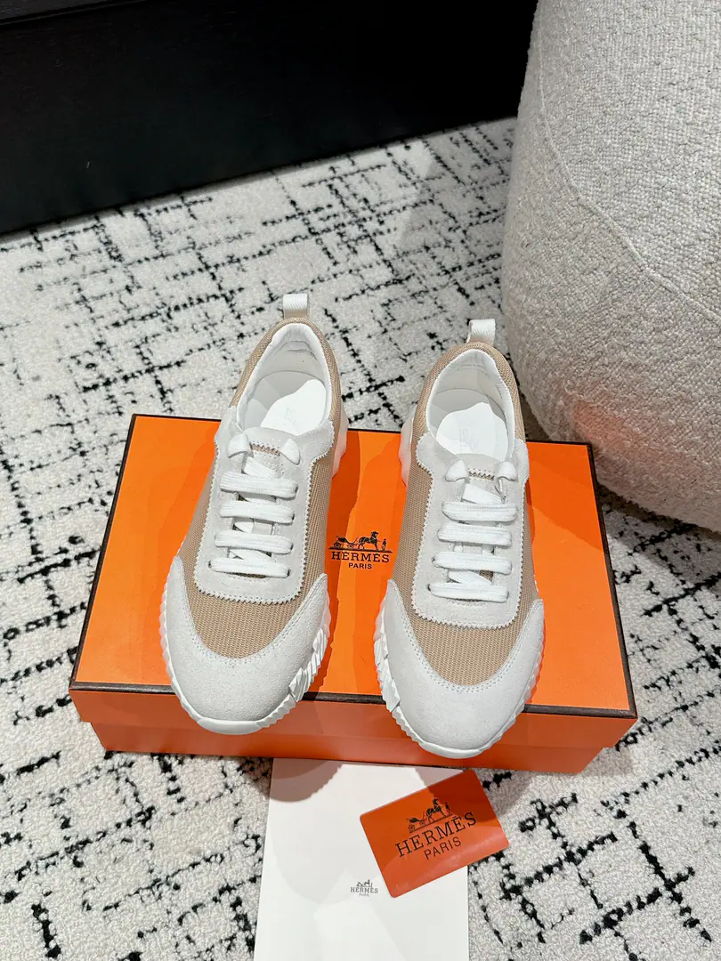 Layout Leather. #Top Version Couple money. Hermes I'm in love with you, Max. 24/ fe new arrival~ Autumn and winter money. Bouncing Couples.👫Sports Leisure shoes. The most comfortable shoes in love with horses., No, I don't.1⃣️, It's a nice, light foot., You don't get tired of shopping.👍 Bullskins.+Wire Nice touch., She's beautiful and she's got a lot of clothes., It's light and comfortable. It's so light. Sports and leisure are the two things. Step on it.💩That's great.！ ✔️Fabulous.:Imported cattle skin+Wire ✔️Uchi.:The imported inlet was for silk and sheep. ✔️Otsumi!:AdoptionIP+TPU(Multi-colour Letters)German technology exposure machine seamlessly combined ✔️Size:#35-46(Women40.41Men45.46Do it.) 🎁Top class. Synchronize full packaging