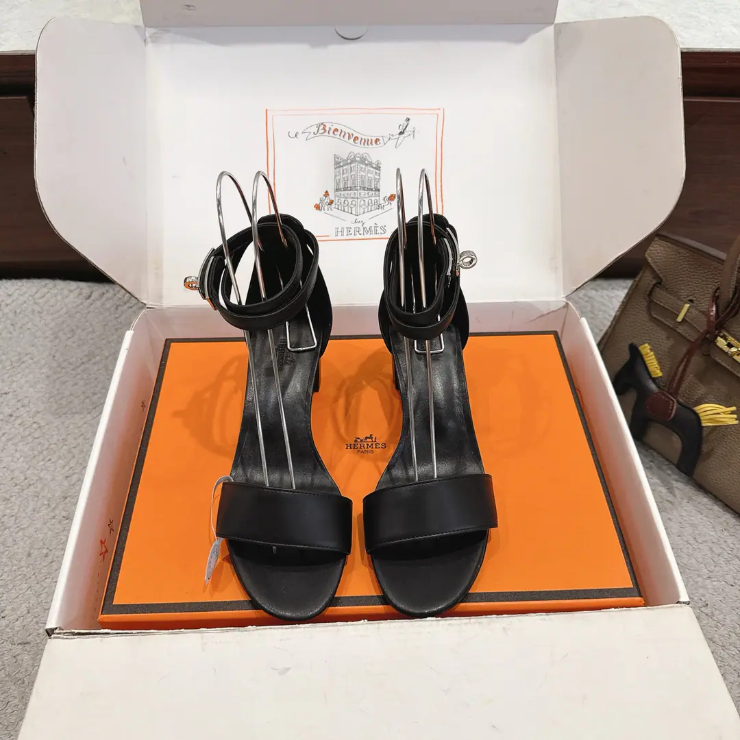 Get out of the factory. Hermes I'm in love with you, Max. Nuba 50Shoes Series———————————Fashion is a lot more than a couple of days. It's super comfortable. Every detail is perfect. OriginalswiftCowskin./- Oh, Pete. Original1:1A sole shoe./Pure steelkellyThe hardware button./The original private model is a big one. ▪️He's tall.: 5cm ▪️SIZE: 35~42（40.41.42.Customize or not change）