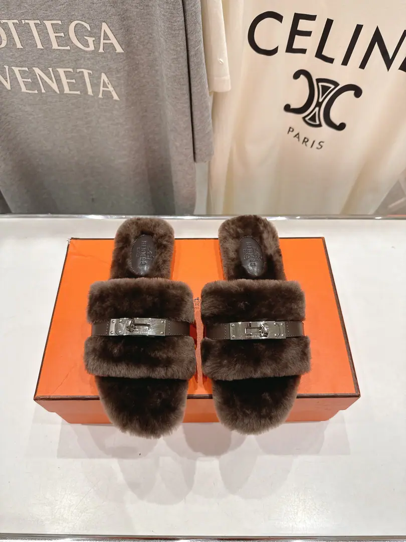 🏧𝗛𝗘𝗥𝗠𝗘𝗦ClassicHFurry slippers. The king blew it up.HTow You're a lazy man.‼️A classic short book.HModel Physical feet are really good., Slender white. Super-biggy lady slippers imported wool into Australia. The upper foot is so cozy.👍 Italian imports are so thick. Size: 35-42 [40.41.42Custom]