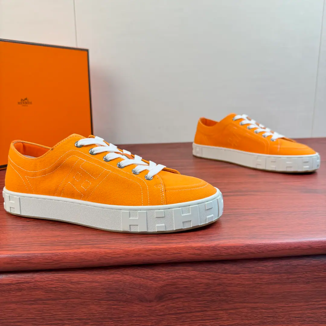 Hermes/I'm in love with you, Max. MaxiA series of low-barrel canvas shoes. Synchronise update of the network！ A new low-bonded masturbation of Emascords is on the shelf., Jane's got a nice, nice, nice, low-shoes set., Perfectly exposed ankles., Visual length stretch ratio, All kinds of legs can be easily managed.. The shoe is chosen with a dildo-resistant fabric., A fine line of embroidery and branding., I'm not sure if I can get a full recognition.. The thick-deck rubber is full of classics.HThe tattoo., Slightly increased, My feet are soft., I'm not under any pressure to go to work.. Low-band styles fit into multiple wear styles., Leisure pants are always casual., The broads are a little bit of luxury., The shorts are so clean, the kids are so happy.. The details of the big job are in place., A package of raw shoes., You're always wearing it., You're a decent gift., The tide is a bit out of line., Every year, every season can be repeated.. Full package！ Size: 39-40-41-42-43-44 Standard leather shoe size. （38/45/46But it's not gonna be a change.） The cargo.: H261858 Orange